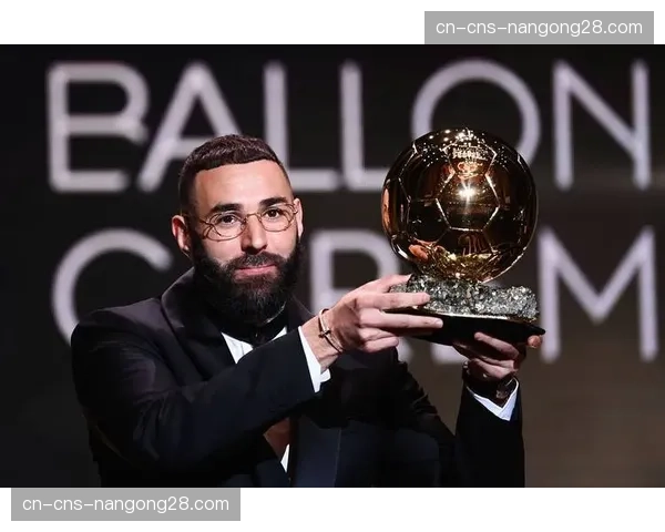 皇家马德里官方为本泽马举办纪念仪式，表彰其效力14年的贡献