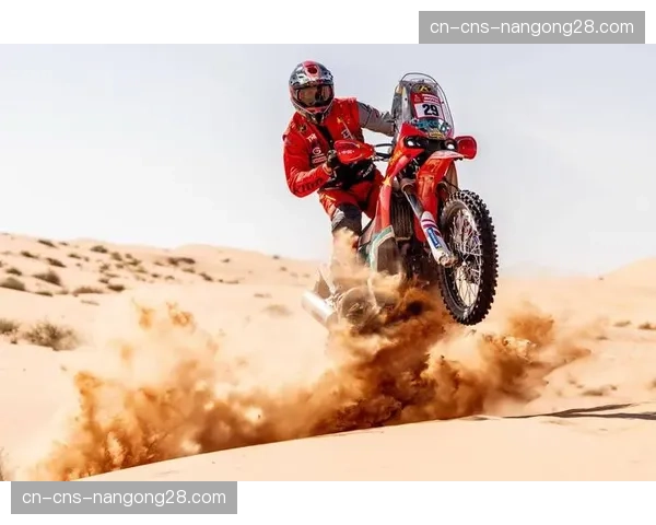 达喀尔拉力赛X Rally（电动组）：中国车队赛车因沙丘故障，车手与领航员徒步求援