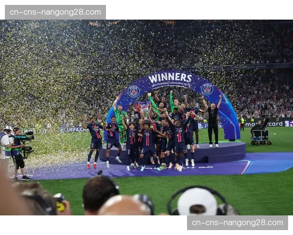 王子公园体育场狂欢：巴黎球迷庆祝连续三年闯入欧冠半决赛
